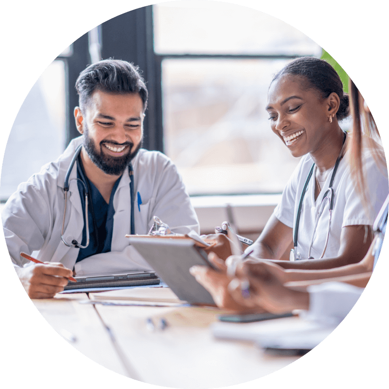 Deux cliniciens satisfaits utilisant les solutions de CGSI@SOLUTIONS-TI dans leur pratique médicale.