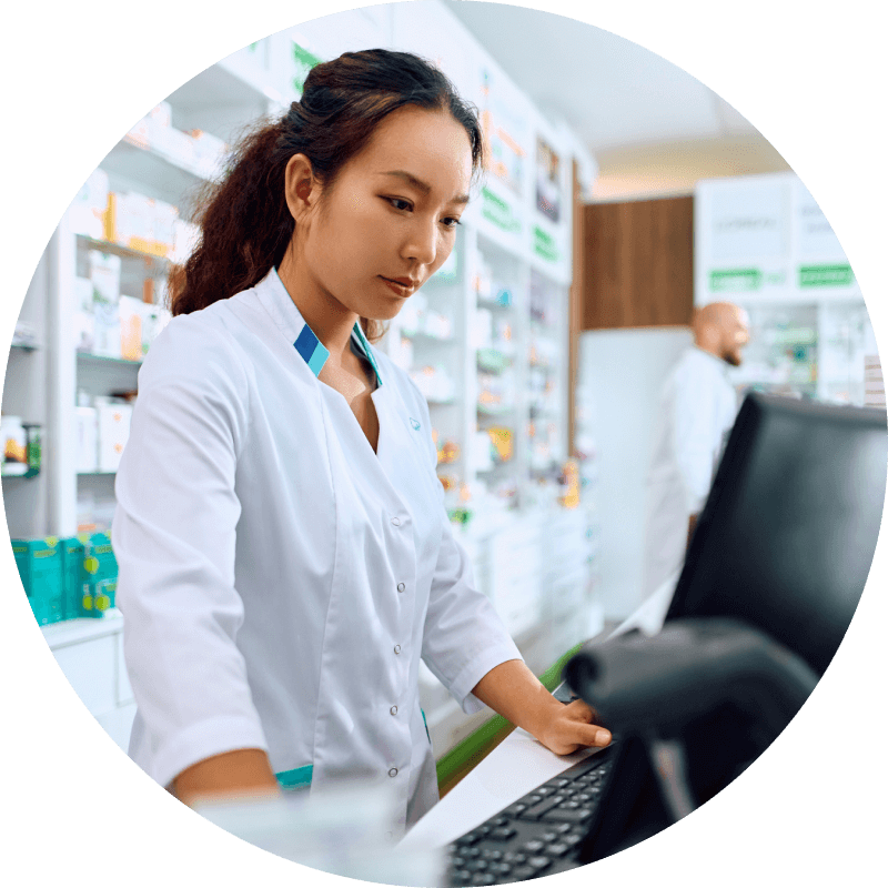Une pharmacienne utilisant les solutions de CGSI@SOLUTIONS-TI pour la gestion des activités de sa pharmacie.