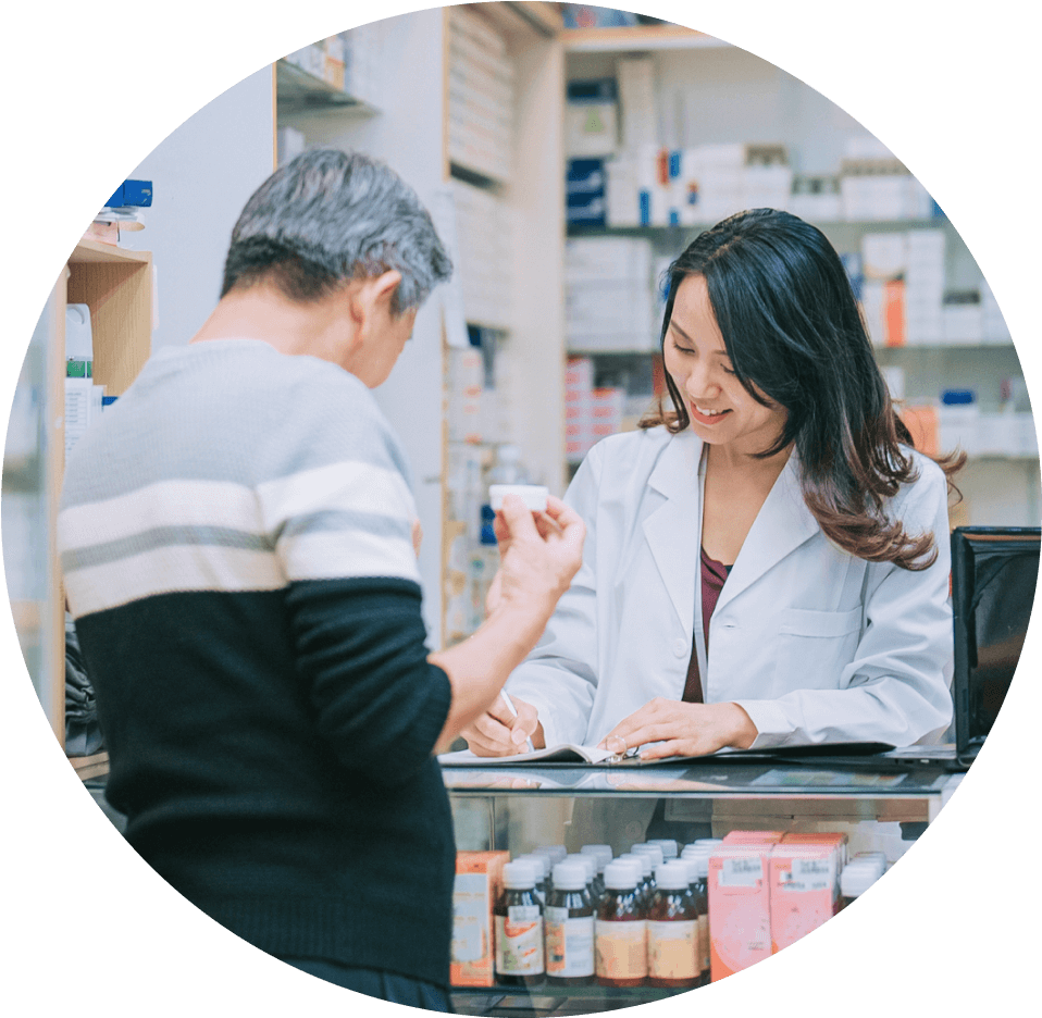 Une pharmacienne remettant une ordonnance à un client, illustrant l'efficacité des solutions de CGSI@SOLUTIONS-TI dans la gestion des pharmacies.