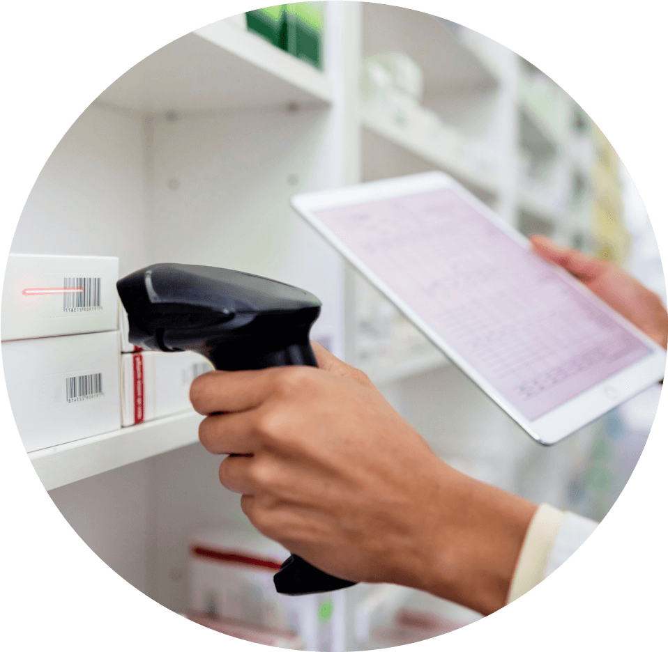 Un pharmacien scannant une boîte de médicament, démontrant l'utilisation des solutions de CGSI@SOLUTIONS-TI pour la gestion des stocks en pharmacie.