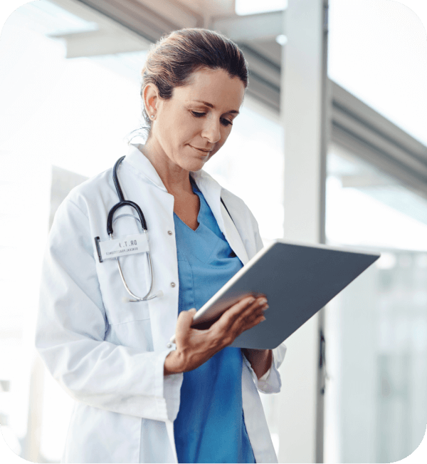 Un médecin utilisant l'application PANDAWebRx sur une tablette pour la gestion des prescriptions médicales et des dossiers patients.